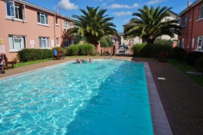 New Esplanade Court Beachfront One bedroom Apartment with Free parking and Seasonal Swimming pool